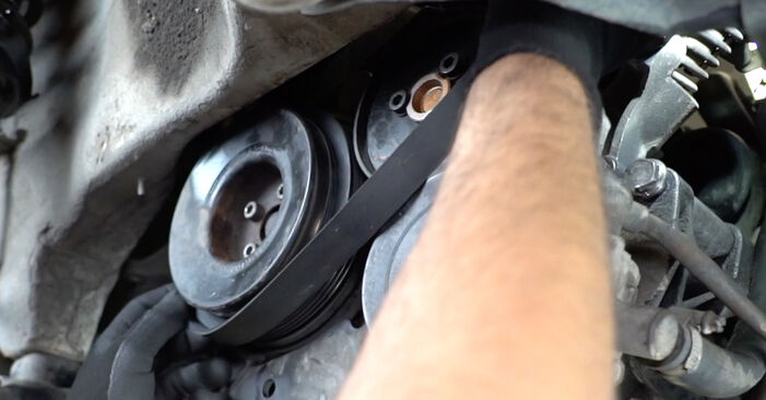 Wie problematisch ist es, selber zu reparieren: Wasserpumpe + Zahnriemensatz beim VW Caddy 2 Kastenwagen 1.7 SDI 2001 auswechseln – Downloaden Sie sich bebilderte Tutorials