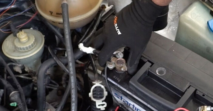 Cómo reemplazar Bomba de Agua + Kit de Distribución en un VW Caddy II Furgón (9K9A) 1.9 TDI 1996 - manuales paso a paso y guías en video