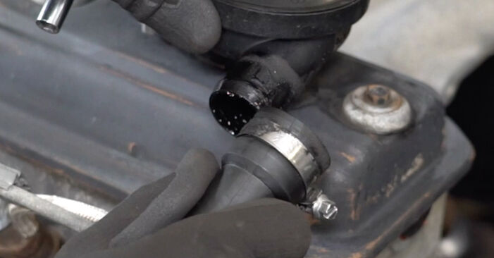 Wie schmierig ist es, selber zu reparieren: Wasserpumpe + Zahnriemensatz beim VW Caddy 2 Kastenwagen 1.7 SDI 2001 wechseln – Downloaden Sie sich Bildanleitungen