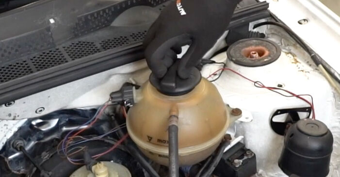 Cambie Bomba de Agua + Kit de Distribución en un VW Vento (1H2) 1.9 TDI 1994 usted mismo