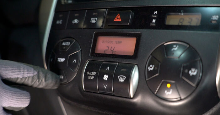 Recomendações passo a passo para a substituição de Toyota Rav4 II 2001 2.4 4WD (ACA23, ACA22) Filtro do Habitáculo por si mesmo