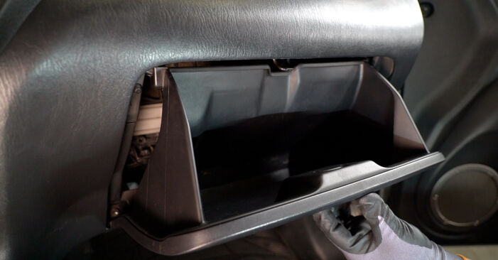 Wymiana Filtr powietrza kabinowy Toyota Corolla E12 1.6 VVT-i (ZZE121_) 2001 - darmowe instrukcje PDF i wideo