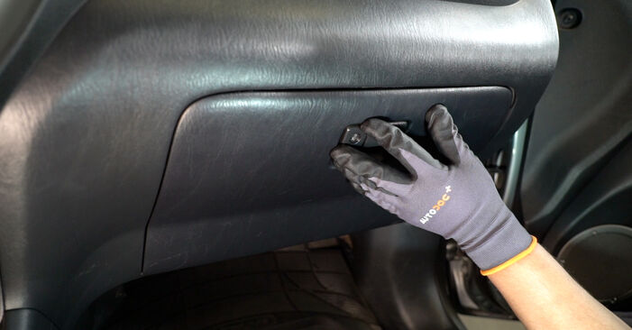 Ersetzen Sie Innenraumfilter am Toyota Corolla e12 2004 1.6 VVT-i (ZZE121_) selbst