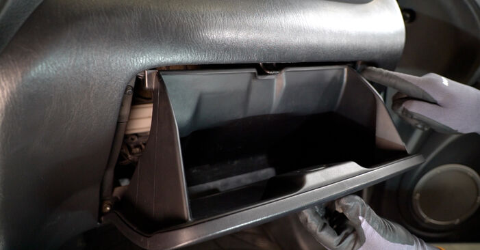 Jak wymienić Filtr powietrza kabinowy TOYOTA Corolla IX Hatchback (E120) 1.4 VVT-i (ZZE120_) 2002 - instrukcje krok po kroku i filmiki instruktażowe