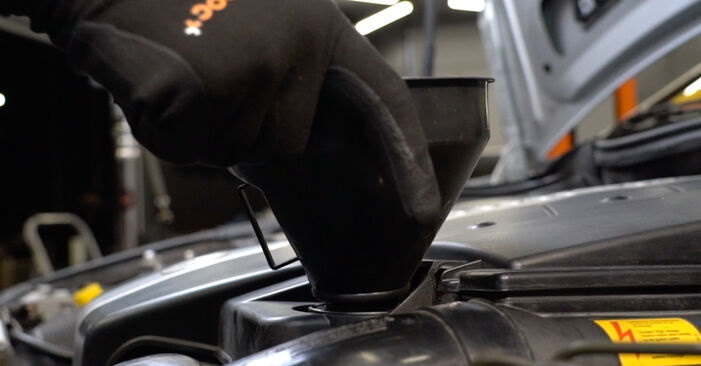 Wie schmierig ist es, selber zu reparieren: Ölfilter beim Mercedes C216 CL 63 AMG 5.5 (216.374) 2012 wechseln – Downloaden Sie sich Bildanleitungen