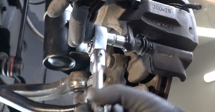 Wie schmierig ist es, selber zu reparieren: Bremsbeläge beim Mercedes S203 C 200 1.8 Kompressor (203.242) 2007 wechseln – Downloaden Sie sich Bildanleitungen
