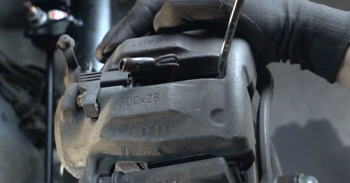 Bremsbeläge beim MERCEDES-BENZ CLK CLK 200 Kompressor (209.341) 2009 selber erneuern - DIY-Manual