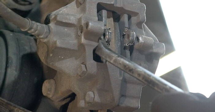 Wie kompliziert ist es, selbst zu reparieren: Bremsscheiben am Mercedes CL203 C 180 2.0 (203.735) 2007 ersetzen – Laden Sie sich illustrierte Wegleitungen herunter