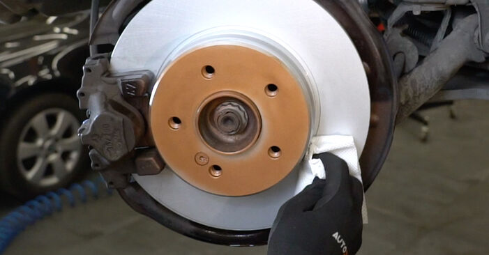 Austauschen Anleitung Bremsscheiben am Mercedes SLK R171 2006 200 Kompressor (171.442) selbst