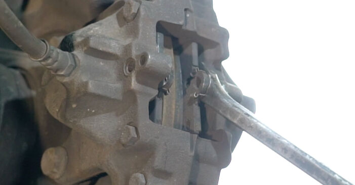 Wie schmierig ist es, selber zu reparieren: Bremsbeläge beim Mercedes SLK R171 300 3.0 (171.454) 2010 wechseln – Downloaden Sie sich Bildanleitungen