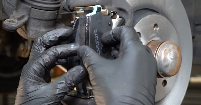 Wie schmierig ist es, selber zu reparieren: Radlager beim Mercedes A124 Cabrio 300 CE-24 3.0 (124.061) 1991 wechseln – Downloaden Sie sich Bildanleitungen