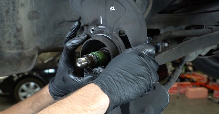 Wie schmierig ist es, selber zu reparieren: Radlager beim Mercedes A209 CLK 350 3.5 (209.456) 2009 wechseln – Downloaden Sie sich Bildanleitungen