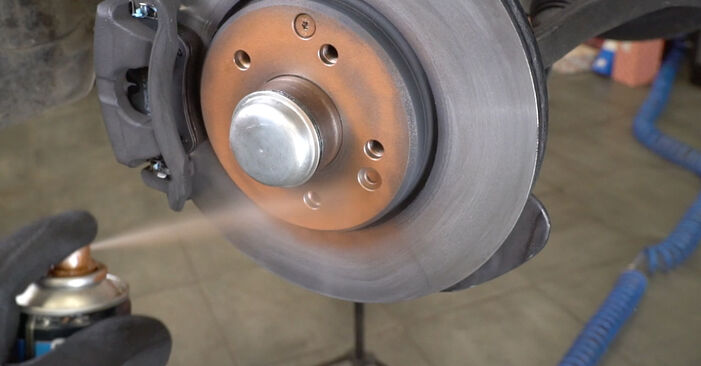 Changing Wheel Bearing on MERCEDES-BENZ CLK Convertible (A209) CLK 320 CDI 3.0 (209.420) 2006 by yourself