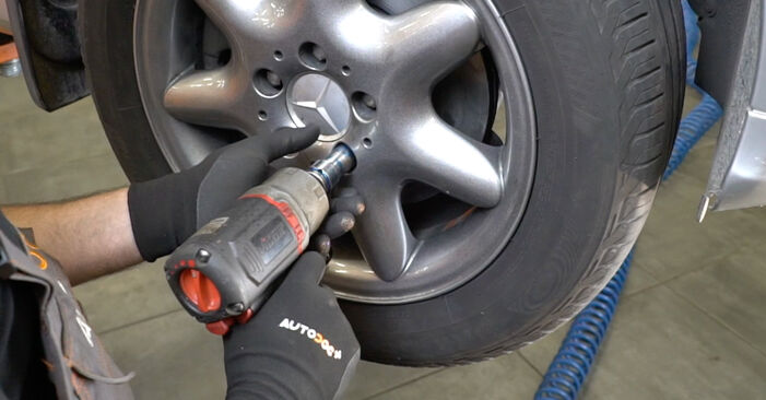 Wie schmierig ist es, selber zu reparieren: Radlager beim Mercedes A208 CLK 430 (208.470) 1999 wechseln – Downloaden Sie sich Bildanleitungen