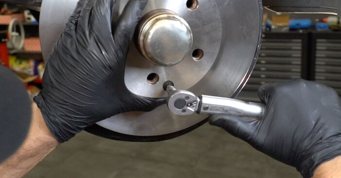 Cómo reemplazar Cojinete de Rueda en un MERCEDES-BENZ CLS Shooting Brake (X218) CLS 350 CDI / d 4-matic (218.993) 2013 - manuales paso a paso y guías en video