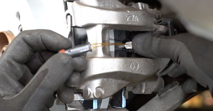 Wie man Bremsscheiben beim Mercedes C218 2011 wechselt - Gratis PDF- und Video-Tutorials