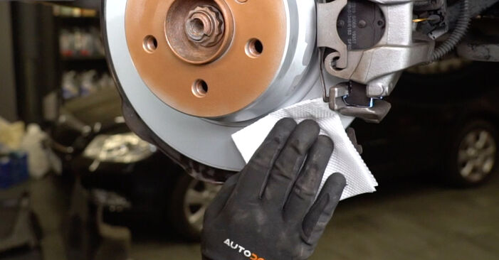 Changing Brake Discs on MERCEDES-BENZ GLK (X204) 250 CDI 2.2 4-matic (204.982, 204.904) 2011 by yourself