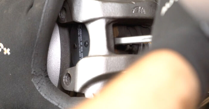 Wie lange braucht der Teilewechsel: Bremsscheiben am Mercedes X218 2014 - Einlässliche PDF-Wegleitung
