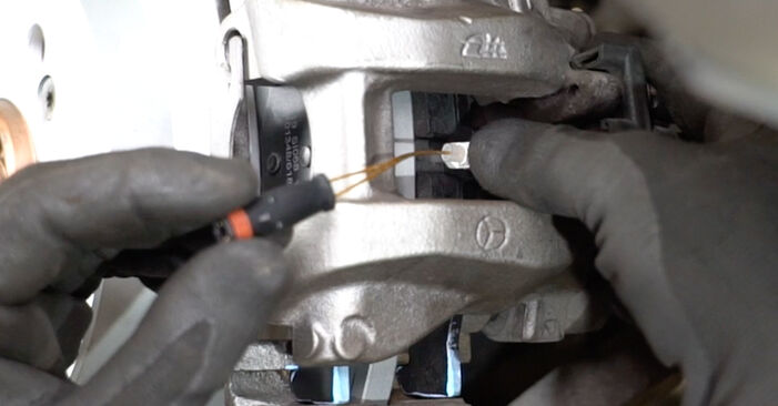 Wie man Bremsbeläge beim MERCEDES-BENZ S-Klasse Coupe (C216) 2011 auswechselt – Downloaden Sie sich PDF-Tutorials und Videoanleitungen herunter