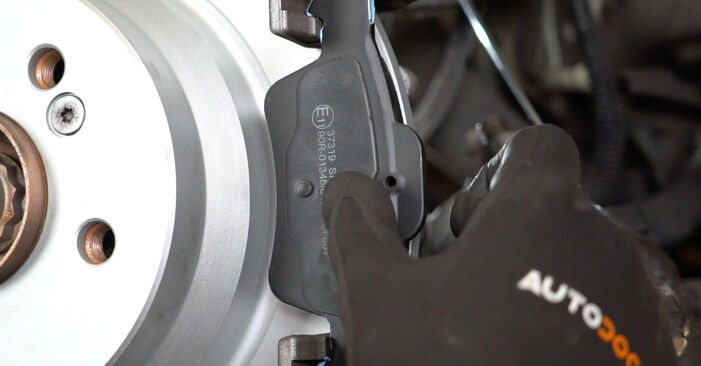 Slik bytter du MERCEDES-BENZ CLS Shooting Brake (X218) CLS 350 CDI / d 4-matic (218.993) 2013 Bremseklosser selv – trinn-for-trinn veiledninger og videoer