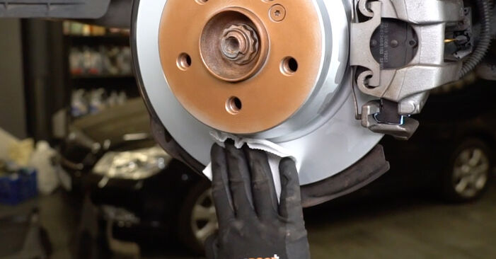 Wie lange braucht der Teilewechsel: Bremsbeläge am Mercedes X218 2014 - Einlässliche PDF-Wegleitung
