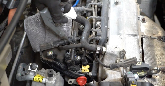 Wie kompliziert ist es, selbst zu reparieren: Zündkerzen am Fiat 500 Cabrio 0.9 (312AXN1A, 312AXN11) 2015 ersetzen – Laden Sie sich illustrierte Wegleitungen herunter