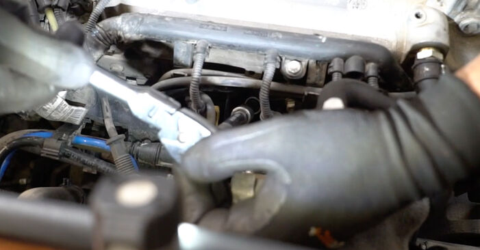 Hvordan skifte FIAT 500 2014 Tennplugger trinn–for–trinn veiledning