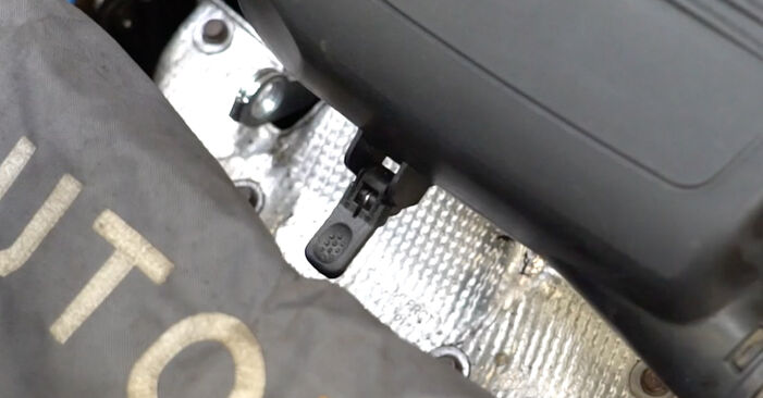 Sustitución de Bujía de Encendido en un FIAT DOBLO Platform/Chassis (263) 1.3 D Multijet 2012: manuales de taller gratuitos