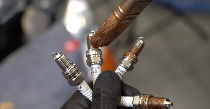 FIAT GRANDE PUNTO 1.4 Natural Power Spark Plug replacement: online guides and video tutorials
