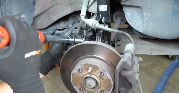 Cómo reemplazar Copelas Del Amortiguador en un FIAT 500 (312) 2012: descargue manuales en PDF e instrucciones en video