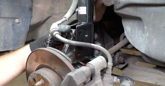 Cómo reemplazar Copelas Del Amortiguador en un FIAT 500 C (312) 1.2 (312CXA1A, 312AXA1A) 2010 - manuales paso a paso y guías en video
