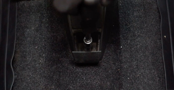 Kako težko to naredite sami: Zavorni boben zamenjava na Fiat 500 312 0.9 (312AXM1B) 2013 - prenesite slikovni vodnik
