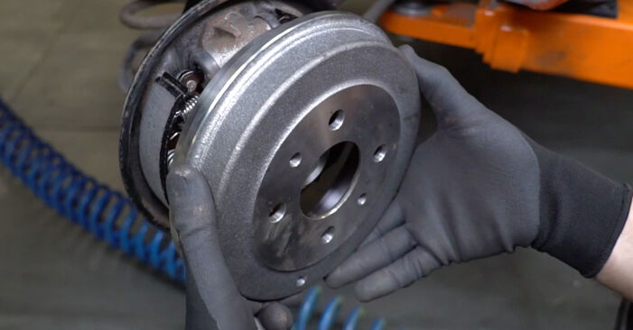 Schrittweise Anleitung zum eigenhändigen Ersatz von Fiat 500 312 2020 1.3 D Multijet (312AXE1A) Bremstrommel