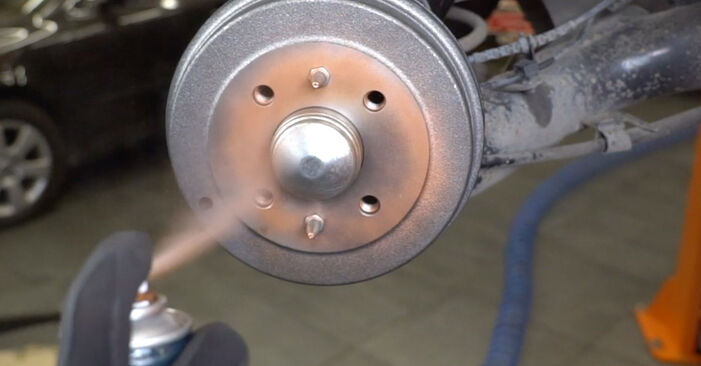 Hvordan skifte Bremsetrommel på FIAT 500 (312) 2012: Last ned PDF- og videoveiledninger