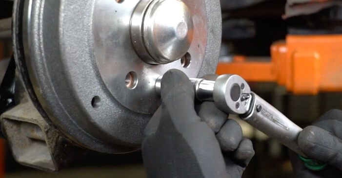 Hvordan man fjerner FIAT 500 Bremsetromler - nem at følge online instruktioner