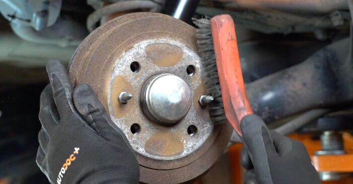 Ersetzen Sie Bremstrommel am FIAT 500 C (312) 1.3 D Multijet (312CXE1A, 312AXE1A) 2012 selber