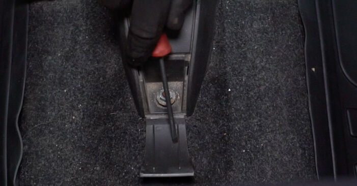 Wie man Bremstrommel am FIAT 500 C (312) 2014 wechselt – Laden Sie sich PDF-Wegleitungen und Videoanweisungen herunter