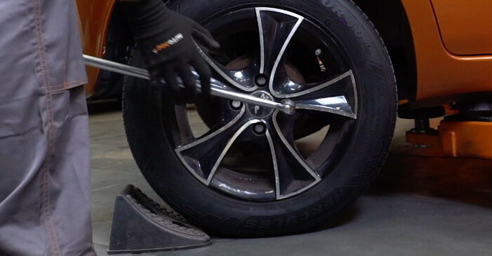 Hvordan man udskifter Bremsetromler på FIAT GRANDE PUNTO - gratis PDF og video manualer
