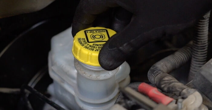 Tauschen Sie Bremstrommel beim FIAT PUNTO Convertible (176C) 1997 1.6 90 selber aus