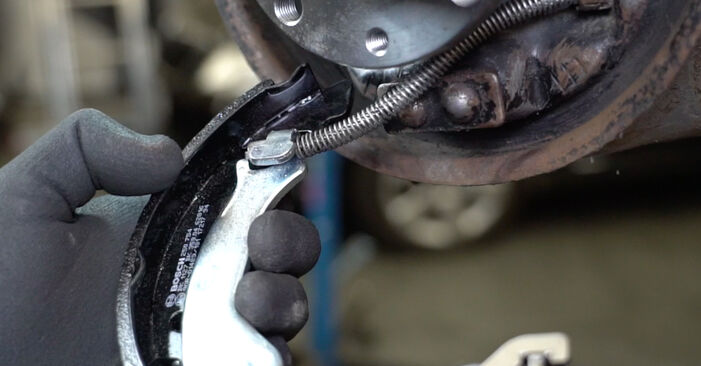 Wie man FIAT 500 1.3 D Multijet (312AXE1A) 2011 Bremsbacken wechselt – Leicht verständliche Wegleitungen online
