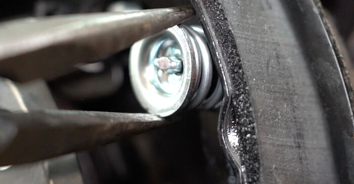 Hvor svært er det at gør-det-selv: Bremsebakker udskiftning på FIAT 500 - hent illustreret vejledning