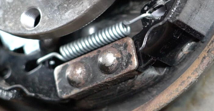 Bremsbacken beim FIAT 500 0.9 (312AXN1A) 2014 selber erneuern - DIY-Manual