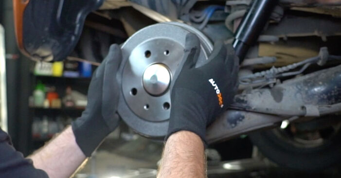 FIAT 500 Bremsebakker udskiftning: online vejledninger og video læringslektioner