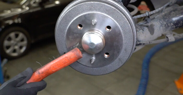 Jak zdjąć i wymienić Zestaw szczęk hamulcowych Fiat 500 Cabrio 1.3 D Multijet (312CXE1A, 312AXE1A) 2013 - łatwe w użyciu instrukcje online