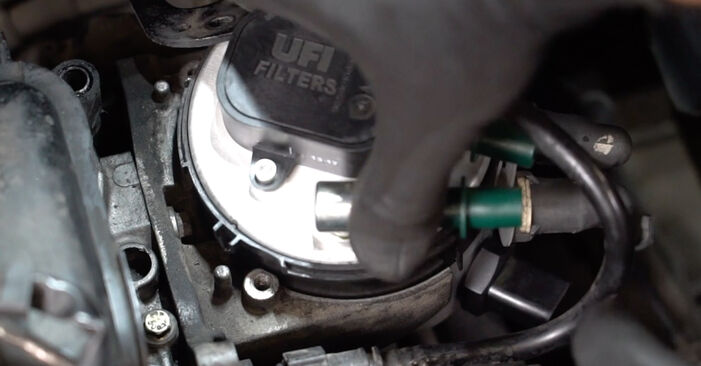 Wieviel Zeit nimmt der Austausch in Anspruch: Kraftstofffilter beim Ford C Max DM2 2007 - Ausführliche PDF-Anleitung