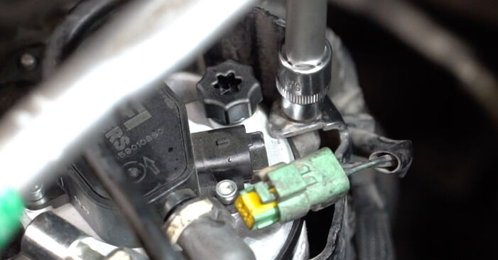 Tauschen Sie Kraftstofffilter beim Ford C Max DM2 2009 1.8 TDCi selber aus