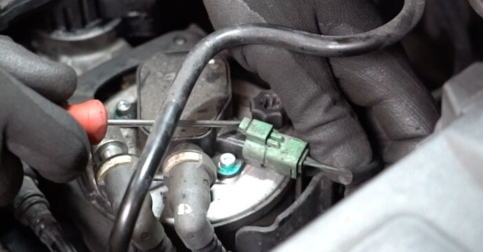 Come smontare Filtro Carburante FORD C-MAX 1.8 2007 - istruzioni online facili da seguire