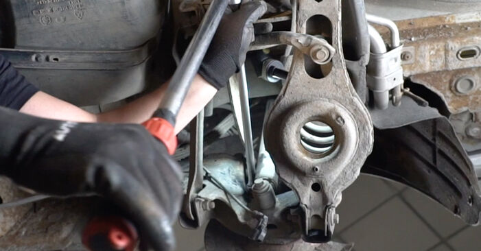 Wie kompliziert ist es, selbst zu reparieren: Radlager am Ford Focus Mk2 Kombi 2.0 2010 ersetzen – Laden Sie sich illustrierte Wegleitungen herunter