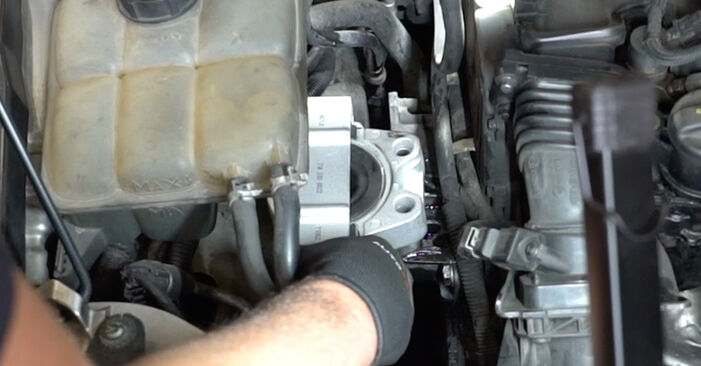 FORD FOCUS 2.0 Engine Mount replacement: online guides and video tutorials