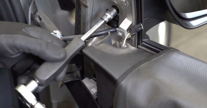 Tauschen Sie Außenspiegel beim Ford Focus Mk2 2005 1.6 TDCi selber aus